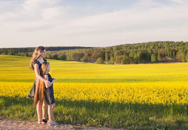 Mujer y niña en el campo — Foto de Stock