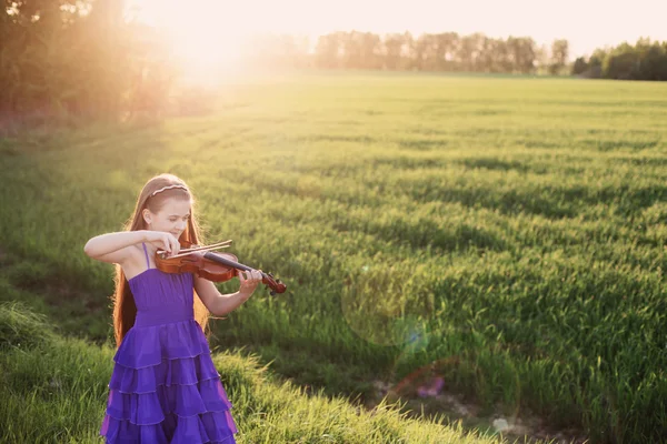 Bella ragazza con violino — Foto Stock