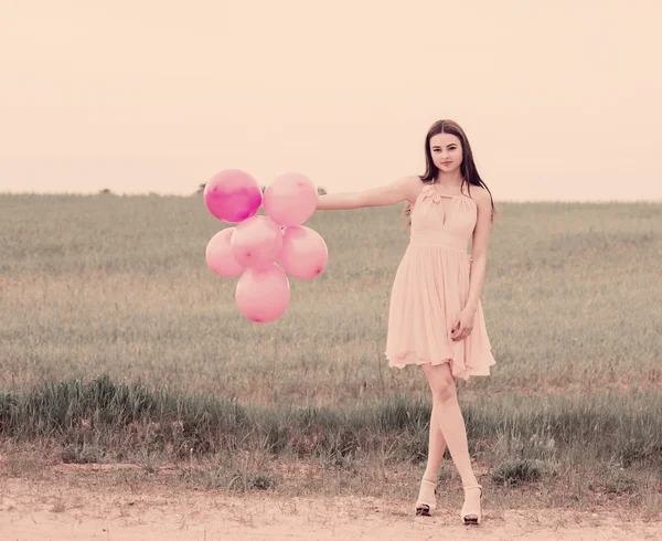 Menina com balões rosa — Fotografia de Stock