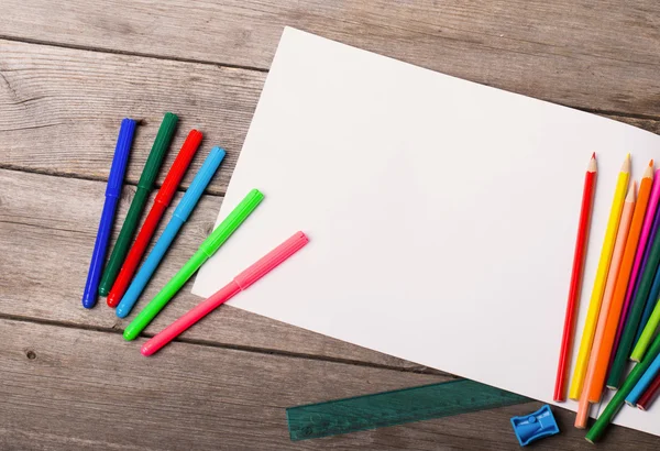 Χαρτί και πολύχρωμα μολύβια — Φωτογραφία Αρχείου