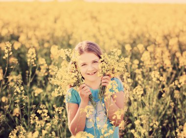 tecavüz alanında bir gülücük ver