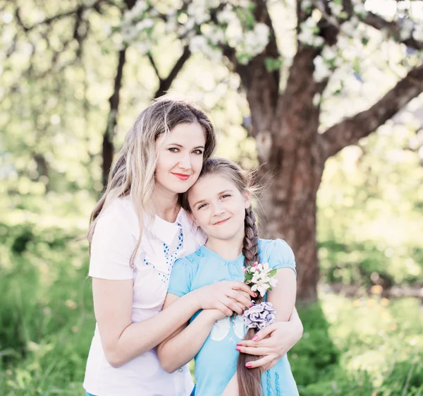 Счастливая мама с дочкой в весеннем саду — стоковое фото