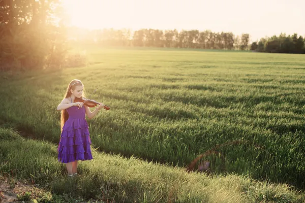 Mooi meisje met viool buiten — Stockfoto
