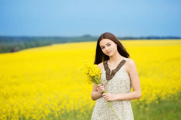 Jovem menina bonita no campo — Fotografia de Stock