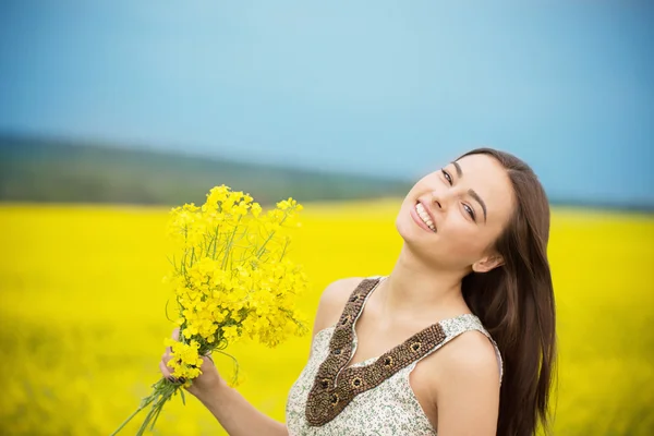 Young beautiful girl in the field — Stock Photo, Image