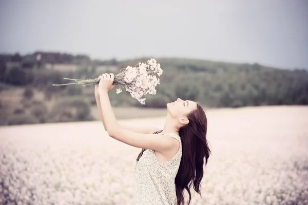 Jovem menina bonita no campo — Fotografia de Stock