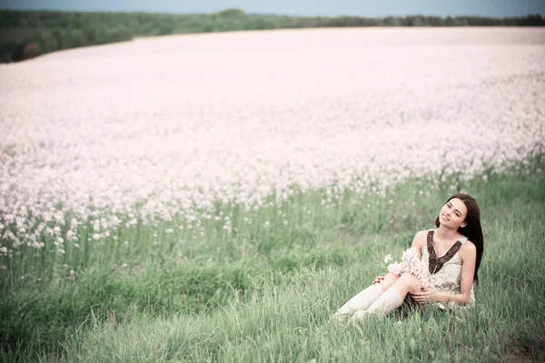 Jovem menina bonita no campo — Fotografia de Stock