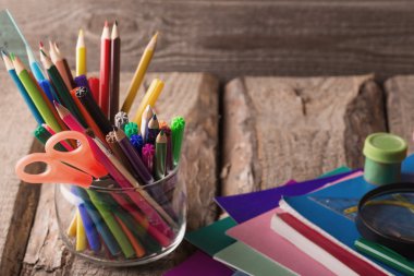 Ahşap arka planda okul kavramına geri dön