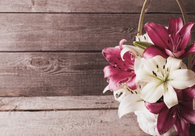 Lily sepeti ahşap zemin üzerinde