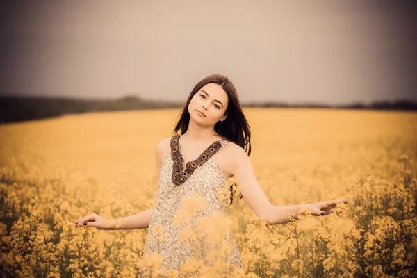 黄色の花束とブルネットの少女 — ストック写真
