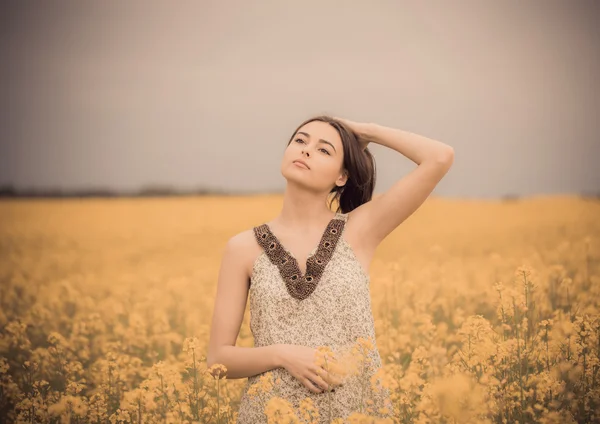 Brunette meisje buiten — Stockfoto