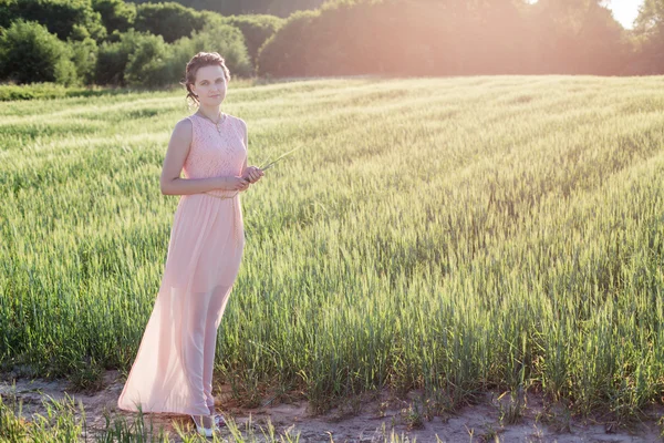 Mooi meisje op veld — Stockfoto