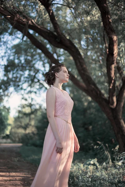 Mooi meisje in zomer park — Stockfoto