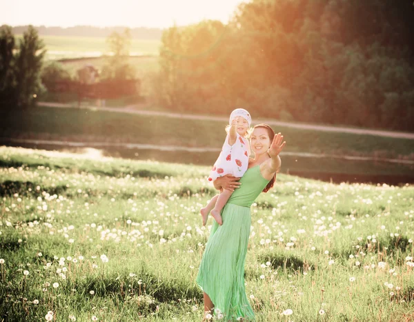 Feliz madre sosteniendo bebé al aire libre —  Fotos de Stock