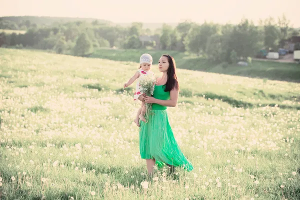 Feliz madre sosteniendo bebé al aire libre —  Fotos de Stock
