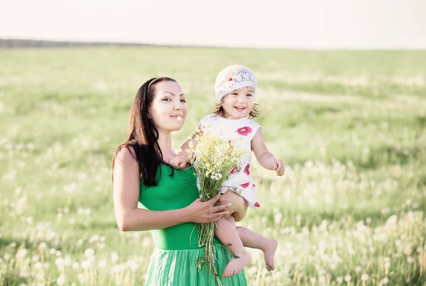 Mãe e filha ao ar livre — Fotografia de Stock