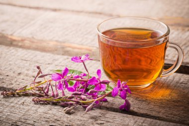 Söğüt-herb ahşap zemin ile çay