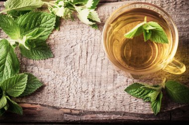 ahşap nane ile çay bardağı