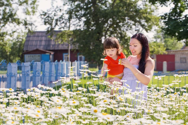 Mutter mit Baby im Freien — Stockfoto