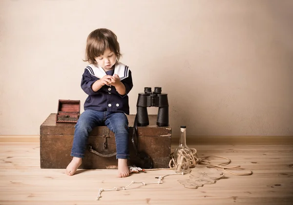 Bebê joga em casa — Fotografia de Stock