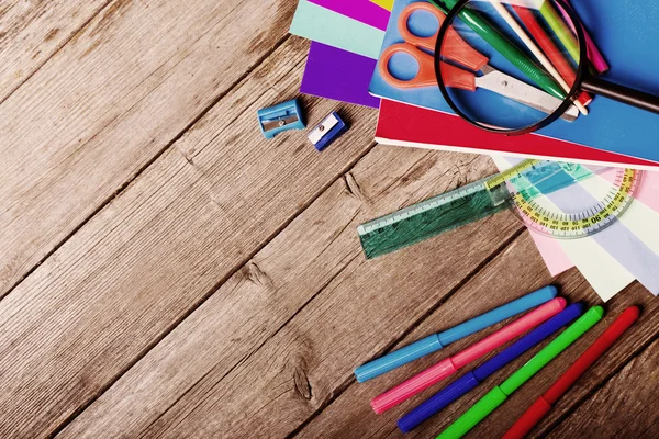 Concept de retour à l'école sur fond de bois — Photo