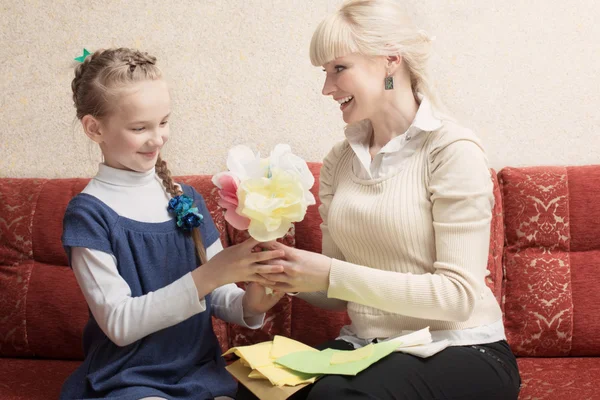 Young mother and her daughter making paper flowers — Stock Photo, Image