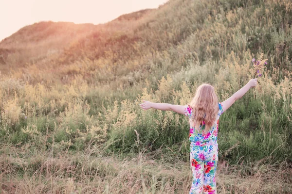 Chica feliz en el prado al atardecer —  Fotos de Stock