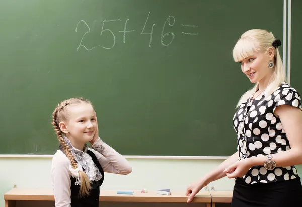 女学生和老师在教室里 — Φωτογραφία Αρχείου