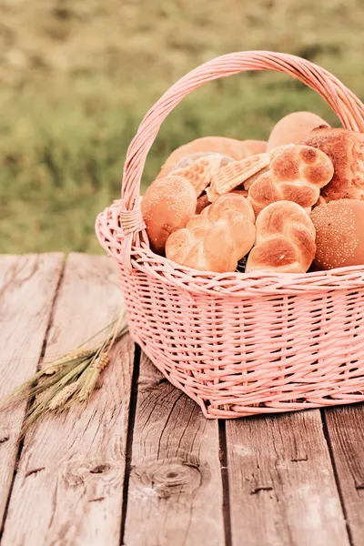 Brood op houten tafel buiten — Stockfoto