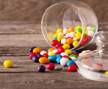 ahşap zemin üzerinde tatlılar