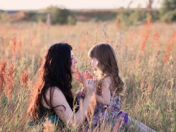 Madre e hija en el prado —  Fotos de Stock