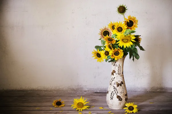 Stillleben mit Sonnenblumen — Stockfoto