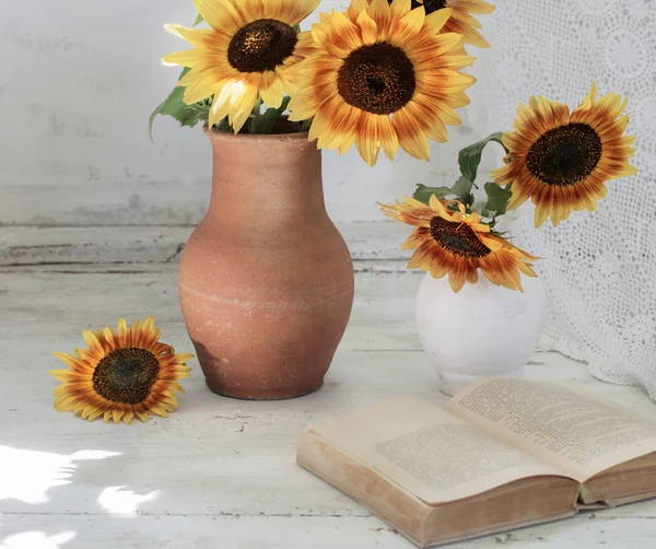 Bodegón con girasoles y libro — Foto de Stock