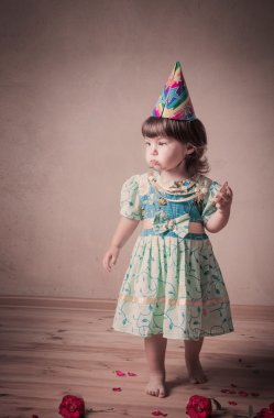  vintage tarzı şenlikli bir kap içinde pasta yiyen küçük kız