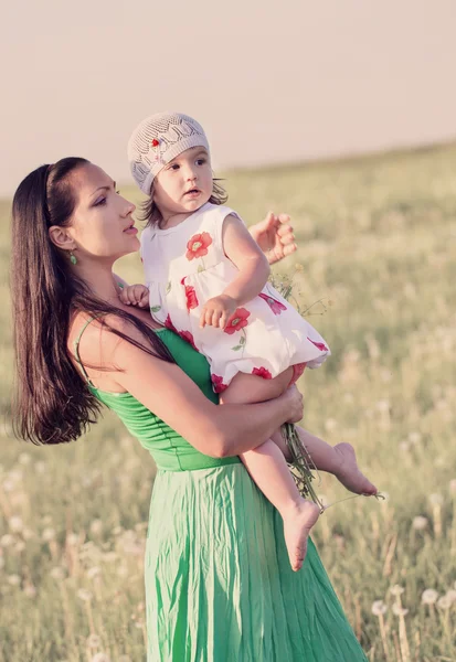 Mor och dotter i parken — Stockfoto