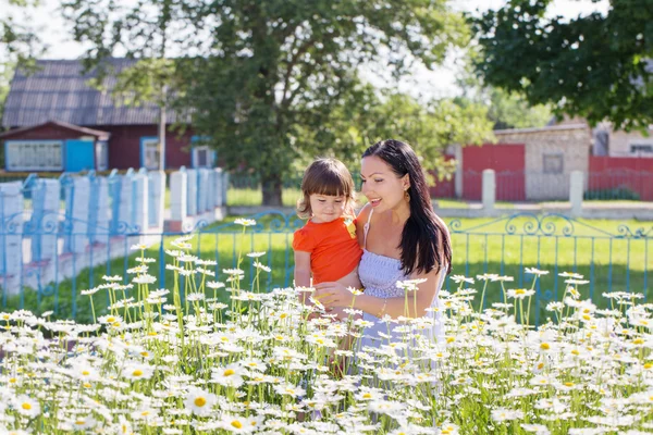 Mère avec bébé en plein air — Photo