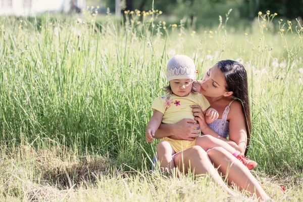 Mor och dotter i parken — Stockfoto