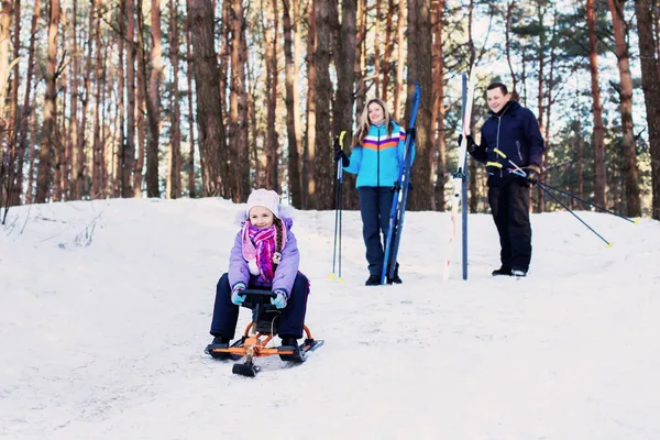 Lycklig familj i vinterskogen — Stockfoto