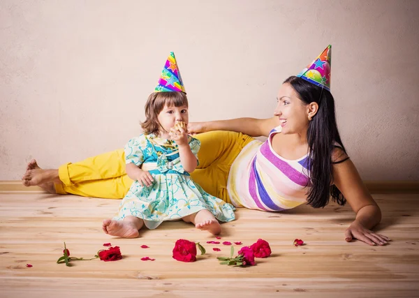 Mor och dotter i festliga hattar — Stockfoto