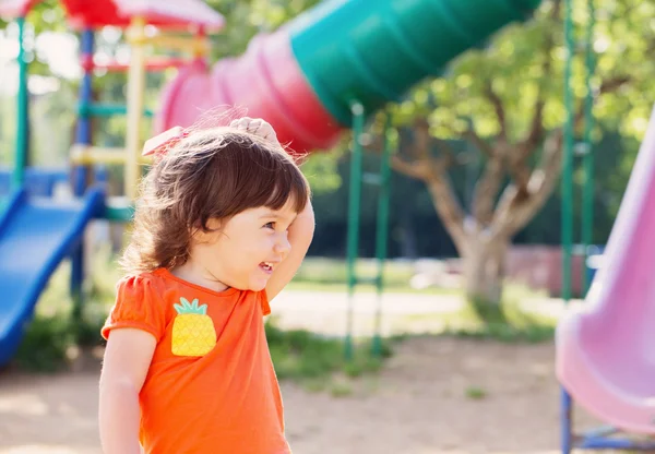 Bambino felice nel parco giochi — Foto Stock