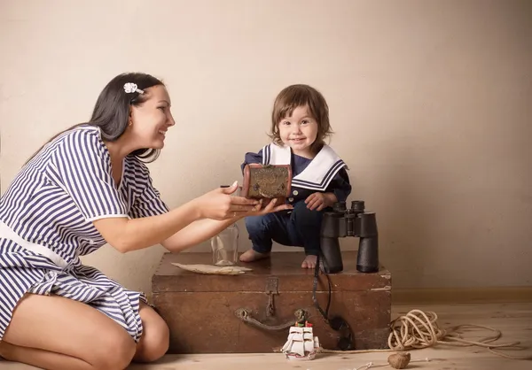 Mère et enfant jouent à l'intérieur — Photo