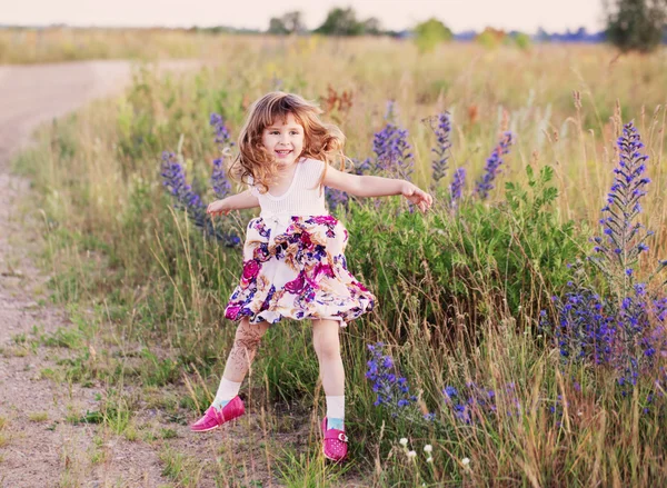 Щаслива дівчина стрибає на відкритому повітрі — стокове фото