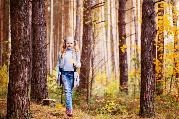 Úsměv holka v podzimním lese — Stock fotografie