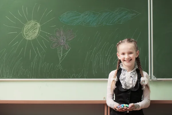 Meisje tekening op blackboard — Stockfoto