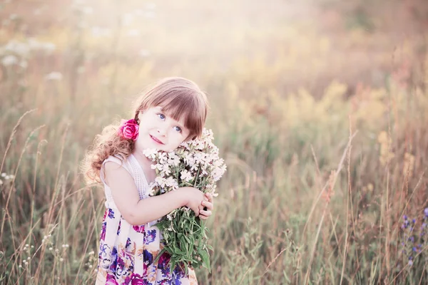 Menina bonita com buquê branco — Fotografia de Stock