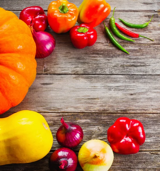 Légumes sur fond en bois — Photo