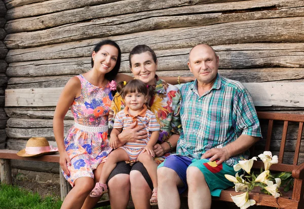 Счастливая семья на фоне деревянной стены — стоковое фото