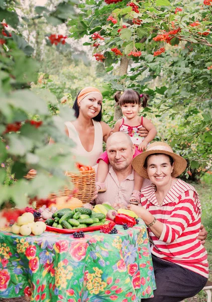 Щаслива сім'я в саду — стокове фото