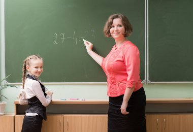 kız öğrenciler ve öğretmen sınıfta