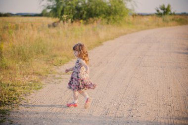 yolda mutlu küçük kız